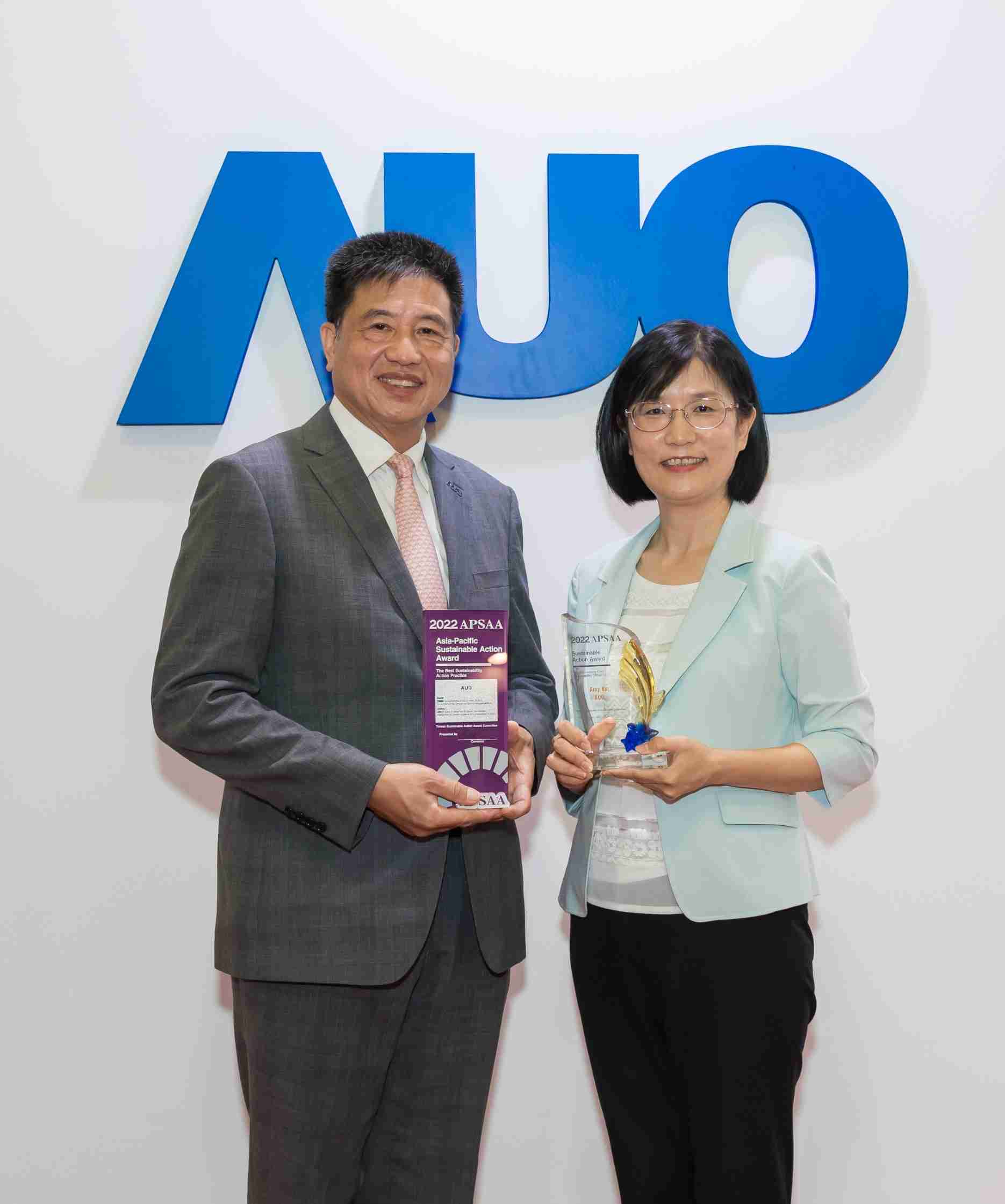 彩霸王长期垫筑永续远景的基石，，，，透过ESG暨气候委员会逐步实践永续策略蓝图。。其中，，，，彩霸王光电永续长古秀华带领团队、、、、制定中长期目标，，，缔造多面向亮眼表现，，，，获得「顶尖永续长奖」的个人奖殊荣（左：彩霸王光电董事长暨执行长彭双浪，，，，右：彩霸王光电永续长古秀华）