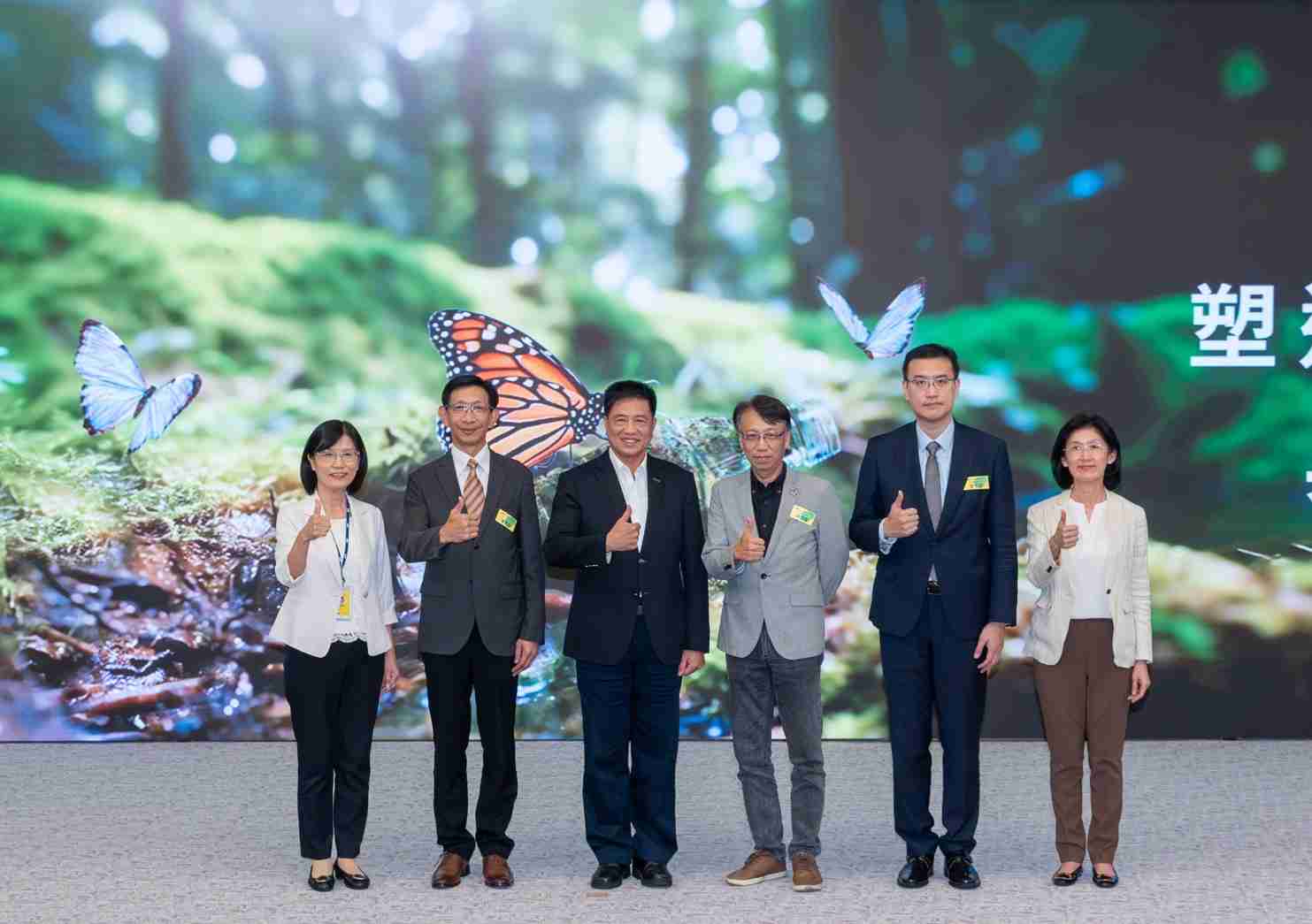 友達2023 CSR共榮大會，，邀請領域專家分享交流生物多樣性管理趨勢、、、無塑產品、、海廢永續塑料等議題  （圖左到右：友達光電永續長古秀華、、、3M台灣技術長陳君杰、、、友達光電董事長暨集團策略長彭双浪、、光寶科技企業永續發展處處長陳慶暉、、、、安永聯合會計師事務所執業會計師曾于哲、、、、友達光電供應鏈總部副總經理吳宜芳）