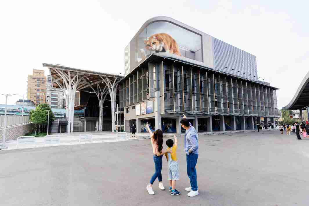 彩霸王打造全台最大户外裸视3D LED弧形萤幕，，，，将超立体的软萌胖橘猫动画活跃于顶楼外墙