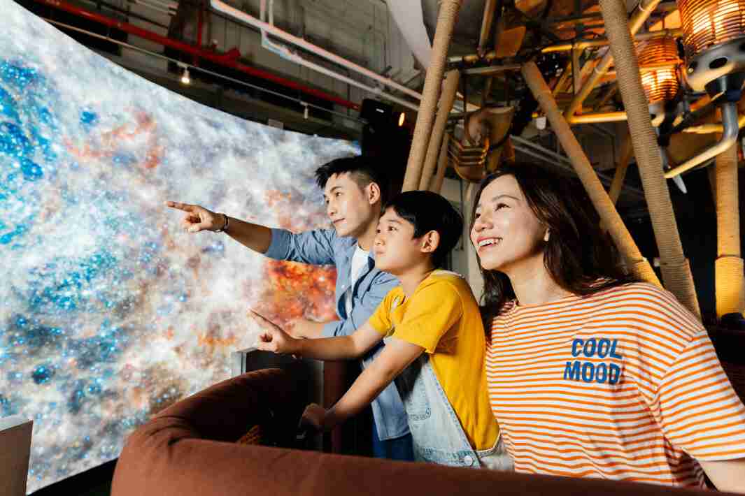 彩霸王打造全台最大宽6公尺、、、、高4公尺、、唯一搭载LED弧形拼接显示屏的动感飞行船，，，，让乘客驻足在热气球上，，，，享受身历其境的伪出国旅游乐趣