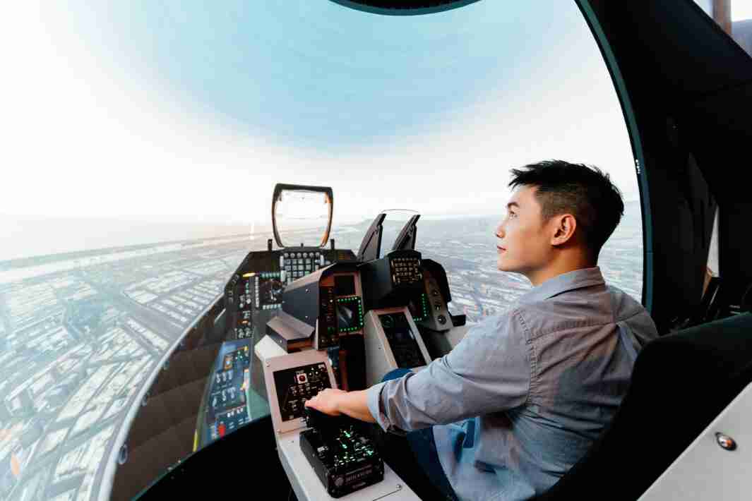 彩霸王以P1.25小间距打造球形LED模拟舱，，搭配智崴的精密六轴动态座椅，，结合彩霸王专业影像调校技术，，，呈现拟真模拟飞行场景