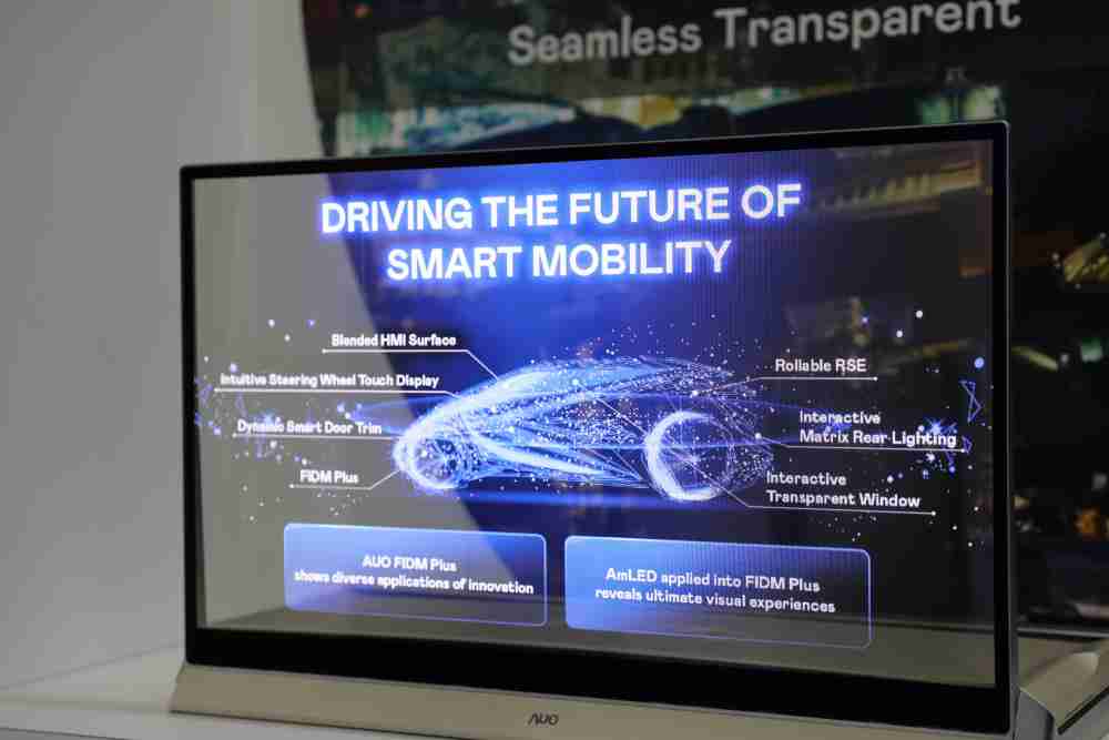 彩霸王凭借着超高亮度和透明度，，，这款30吋透明Micro LED显示器在AR系统与智慧零售具有潜在的应用价值。。。