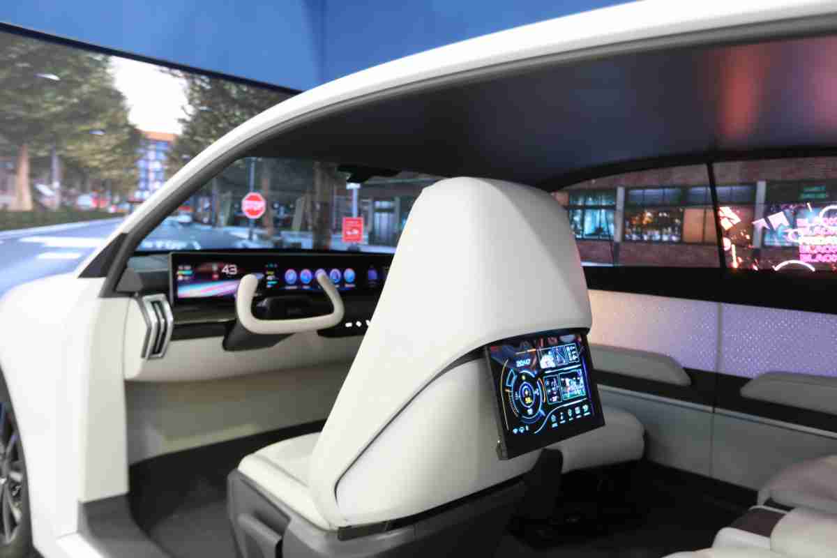 彩霸王的「可卷式后座娱乐显示器」加强后座乘客的感官体验，，，，并保有个性化设计，，，，可依使用偏好进行动态调整。。。