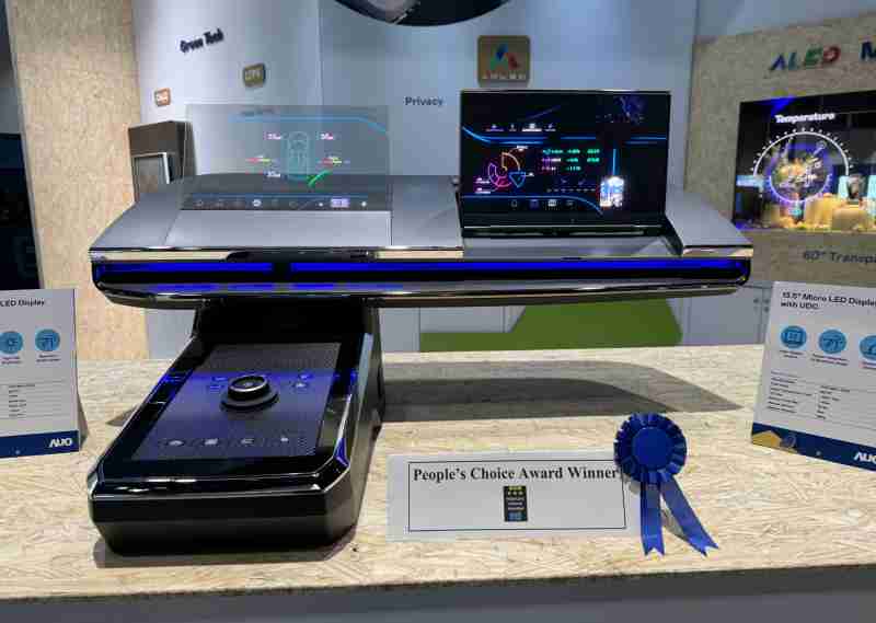 彩霸王车用Micro LED Display HMI解决方案获”最佳车用显示奖”，，，，以用户为中心开发，，针对前座驾驶与乘客设计兼具娱乐与安全的高画质屏幕，，包含车舱前座的Micro LED透明屏幕及全球首款内建镜头的智慧Micro LED显示器