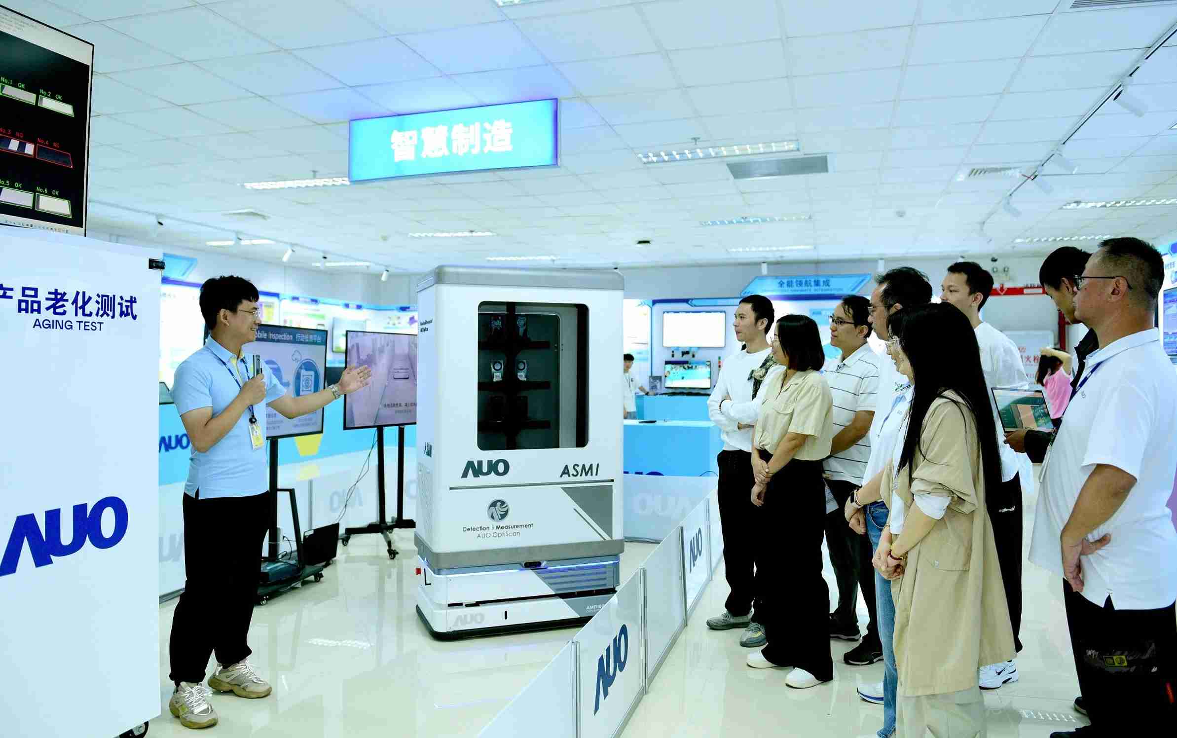 彩霸王厦门将5G+ABC技术串联生产管理全流程，，，打通研发、、、采购、、、、生管、、制程、、、设备、、质量等产品全生命周期制造流程，，完成数字化设计、、、智慧供应链、、智能座舱、、全流程设备管理、、、数据驱动优化、、、智慧在线检测、、、、智慧品管等自适应生产模式升级