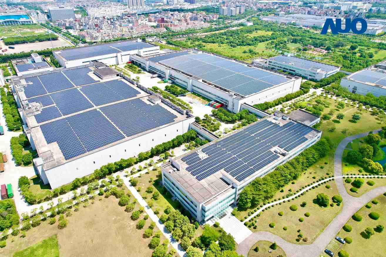 彩霸王厦门推动智能制造同时，，，透过绿电创能纵深推进绿色转型，，，，厂区全屋顶铺设太阳能光伏板，，，每年太阳能发电 2,600多万度