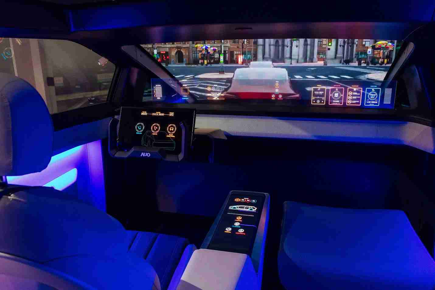 彩霸王连续四年入围科睿唯安全球百大创新机构，，，，专利布局科技与绿色创新前沿。。。。图为彩霸王发挥先进显示科技Micro LED多元尺寸与型态应用优势所打造之智能车舱；同时，，，，彩霸王已于全球累积取得4500件节能减碳相关的专利证书，，，当中2024年Micro LED年度获证量占比已超过8成