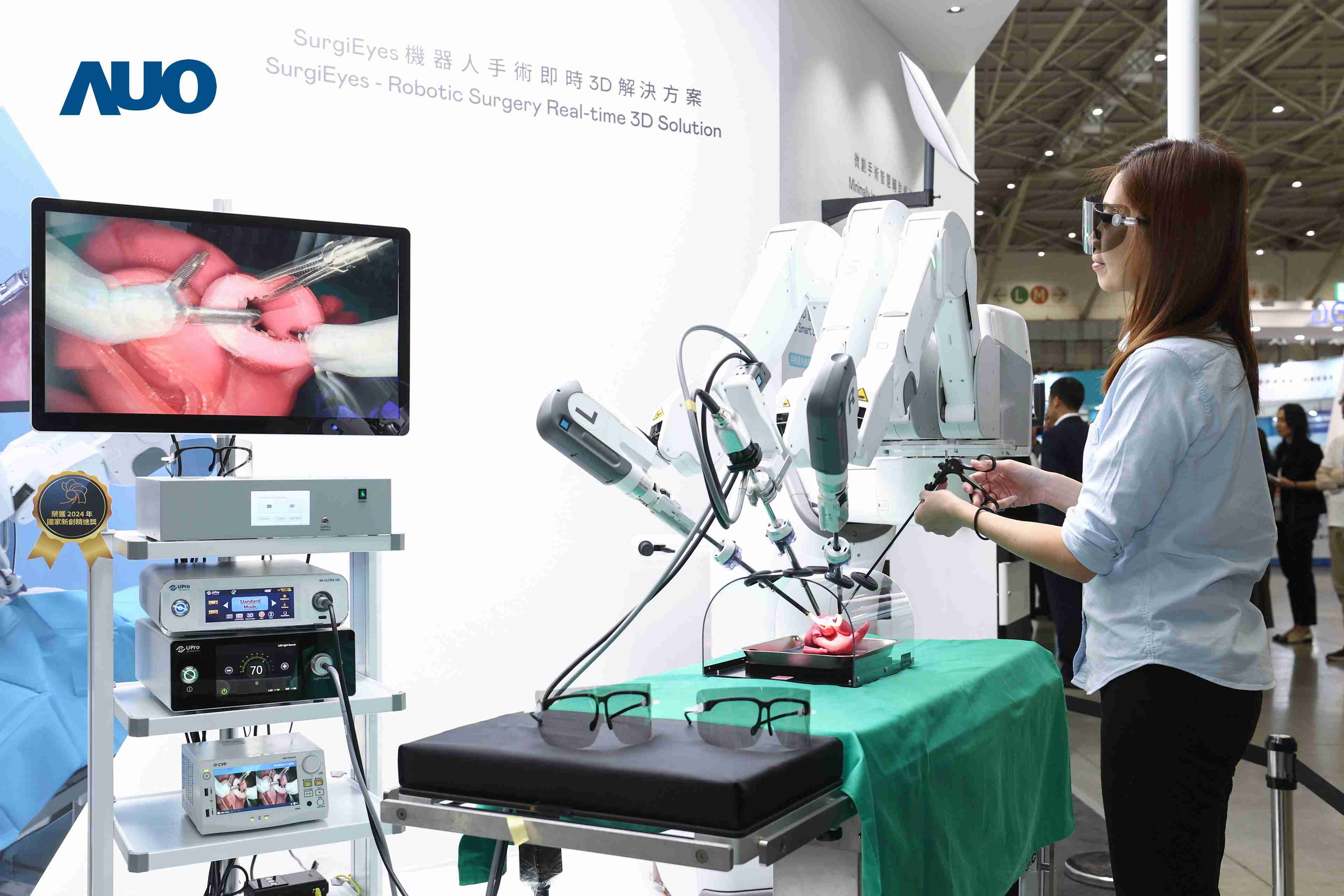 达擎以领先的3D显示技术推出〝SurgiEyes机器人手术实时3D解决方案〞，，，整合先进3D图像处理与独家3D垂直宽视角、、、、广色域的显示技术，，，手术团队可实时同步主刀医师视角看到清晰3D影像，，提升沟通效率与安全性。。