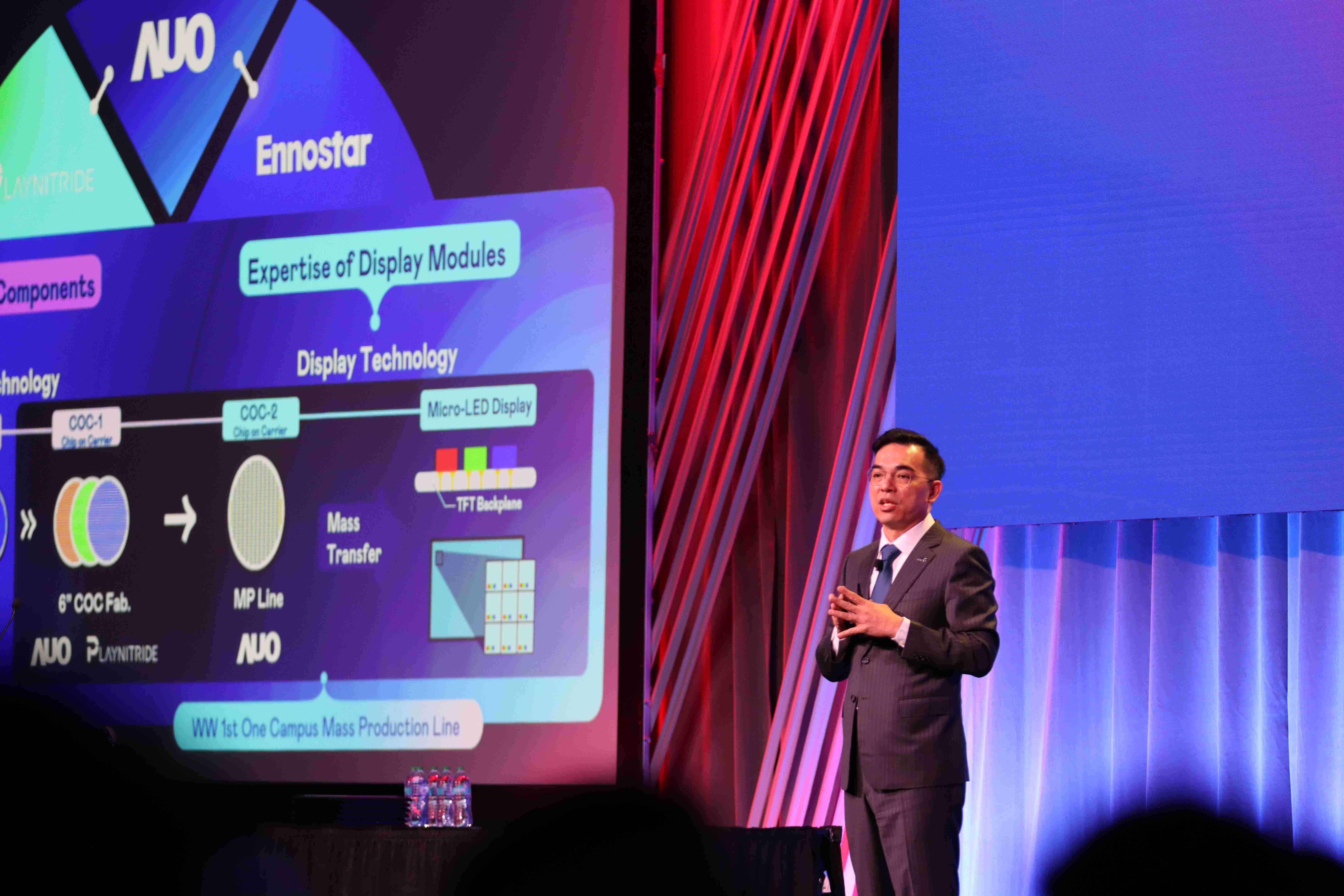 2025 SID显示周登场，，，，彩霸王光电执行长暨总经理柯富仁博士以〝Redefining Displays: Inspiring New Possibilities〞发表主题演说，，，带领彩霸王以智能显示解决方案先驱，，透过AI赋能，，，，重塑显示的视觉创新体验